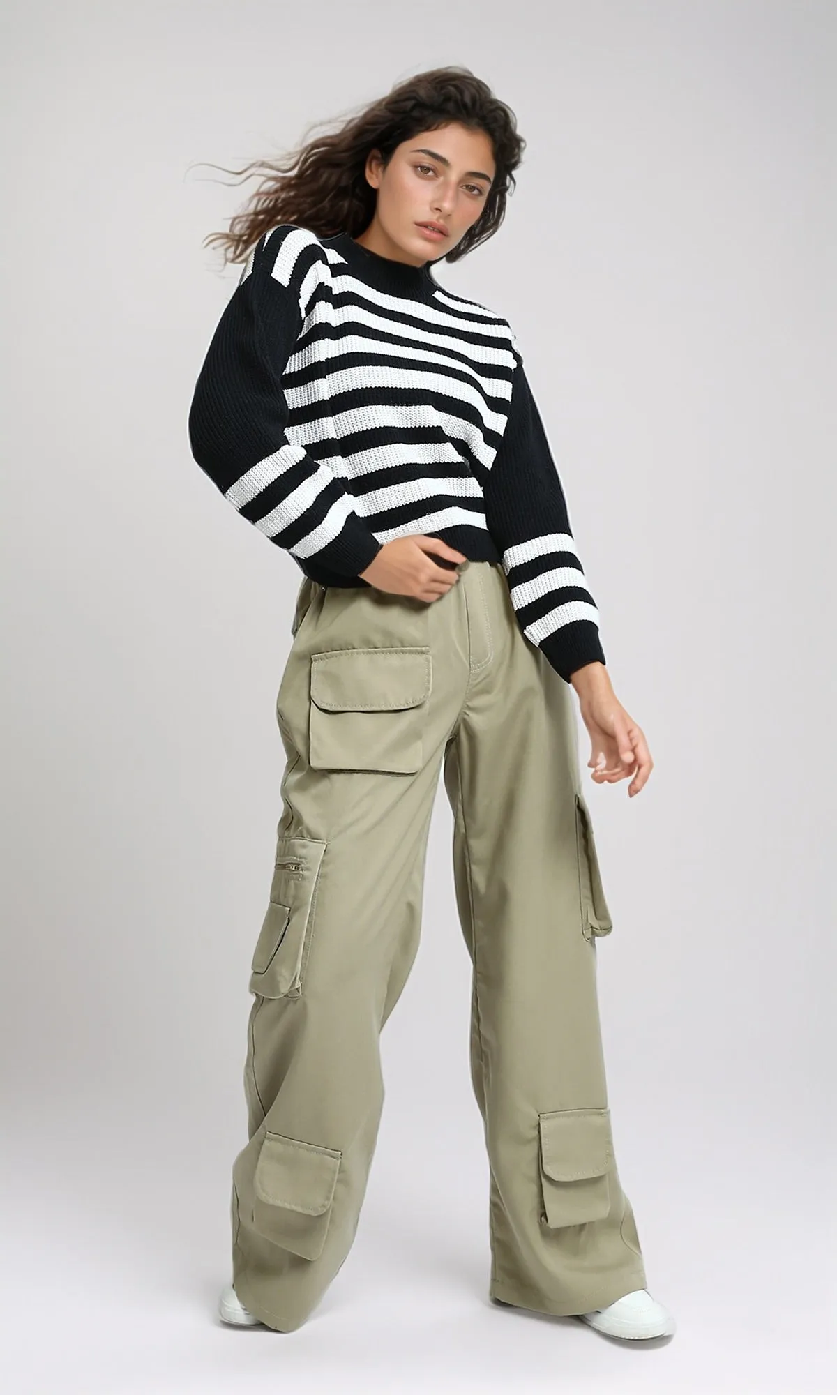 O201137 - Slip On Cropped Pullover - Black & White